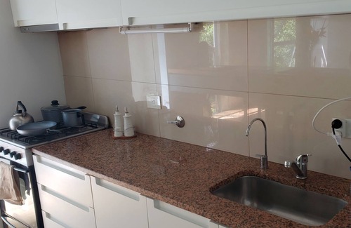 La Plata Apartment | Luminoso semipiso en La Plata 3 personas con cochera ideal coworking