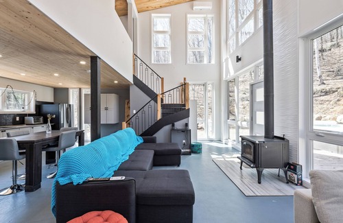 Grenville-sur-la-Rouge Ski Chalet | Luminous Chalet