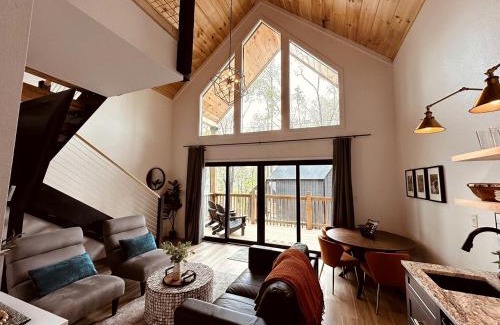 Gatlinburg - Pigeon Forge House | Luminous Cottage with Lofted Interior in Sevierville, Tennessee