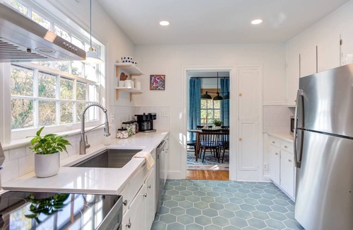Graham House | Luminous historic home - screen porch+patio dining