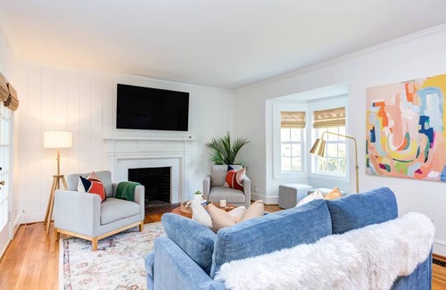 Graham House | Luminous historic home - screen porch+patio dining