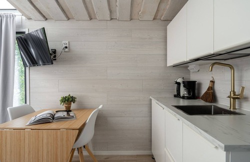 Kuusa Cabin | Luminous Lakeside Suite in Laukaa