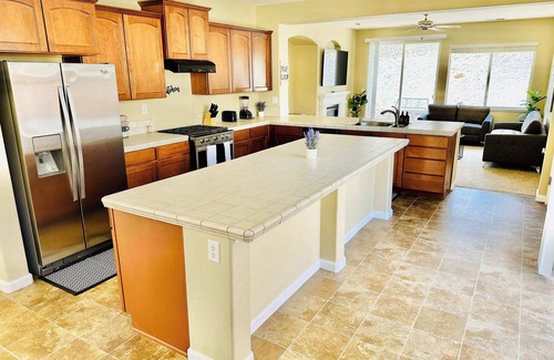 Northwest Reno House | Luminous Spacious Retreat/3Bathrooms/Sleeps 13
