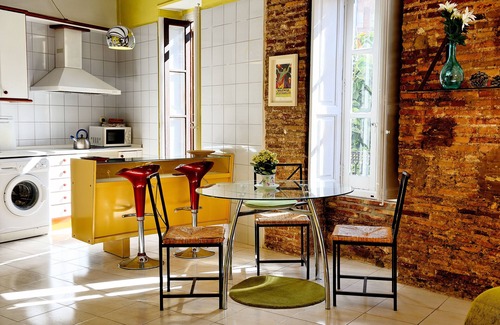 Morvedre Apartment | Luminous studio: On-St FREE parking/Carmen-440m/Wi-Fi/Metro-tram-280m/Lidl-350m.