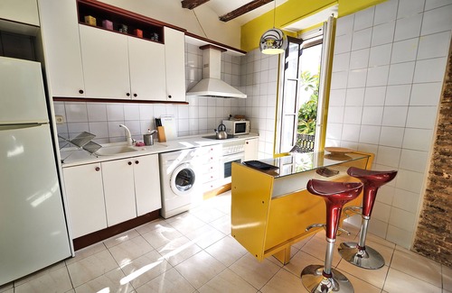 Morvedre Apartment | Luminous studio: On-St FREE parking/Carmen-440m/Wi-Fi/Metro-tram-280m/Lidl-350m.