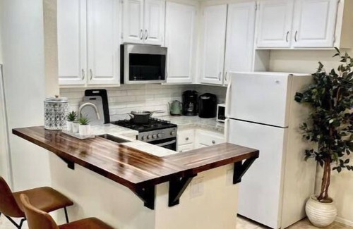 Rancho Santa Margarita Condo | Luminous condo with corner view walking distance from lake!