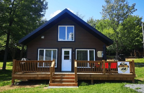 Sainte-Marguerite Ski Chalet | Luna-Cloud Chalet: river, adventure, AC, Wi-Fi, BBQ, pet-friendly. Ideal for gro