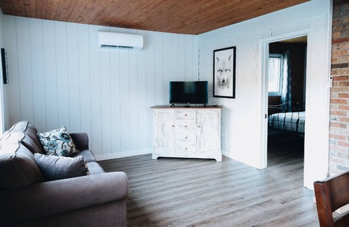 Sainte-Marguerite Ski Chalet | Luna-Cloud Chalet: river, adventure, AC, Wi-Fi, BBQ, pet-friendly. Ideal for gro