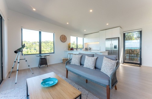 Surfdale Apartment | Luna Cottage - Ocean Views on Waiheke