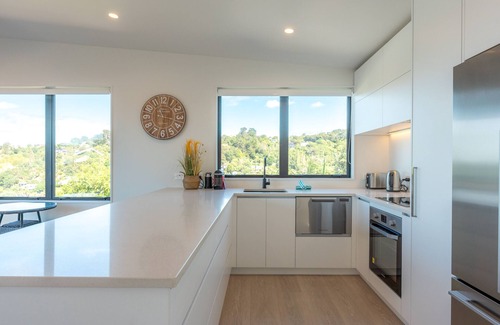 Surfdale Apartment | Luna Cottage - Ocean Views on Waiheke
