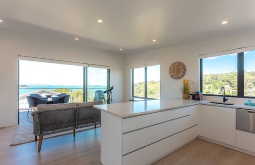 Surfdale Apartment | Luna Cottage - Ocean Views on Waiheke
