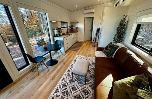 Womelsdorf House | Luna Lookout with hot tub