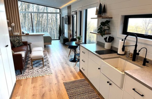 Womelsdorf House | Luna Lookout with hot tub