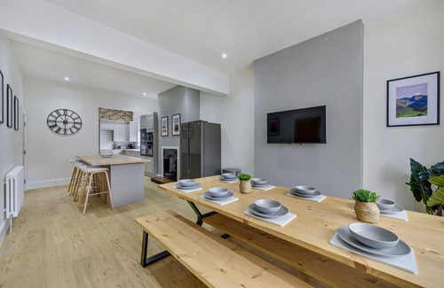 Newland Near Ulverston House | Lund House - Ulverston - 6-Bedrooms, Ideal for Family Holidays or Groups