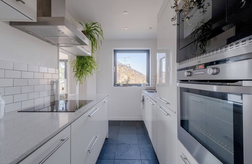 Victoria Apartment | Lush 2BD Penthouse with Rooftop Balcony, Hackney