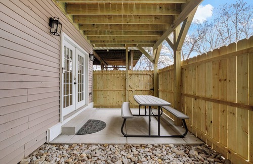Wyandotte House | Lush 3BD Newly Renovated 1st FL By Churchill