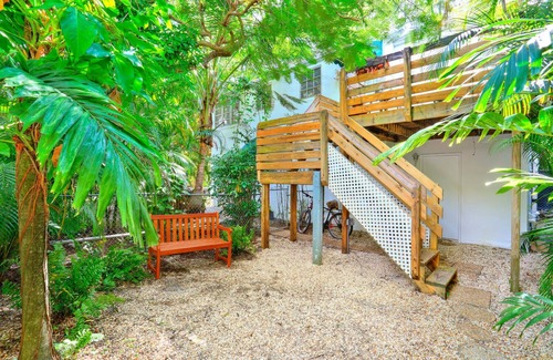 Southwest Coconut Grove Apartment | Lush Coconut Grove apartment