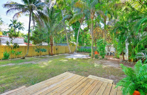 Southwest Coconut Grove Apartment | Lush Coconut Grove apartment