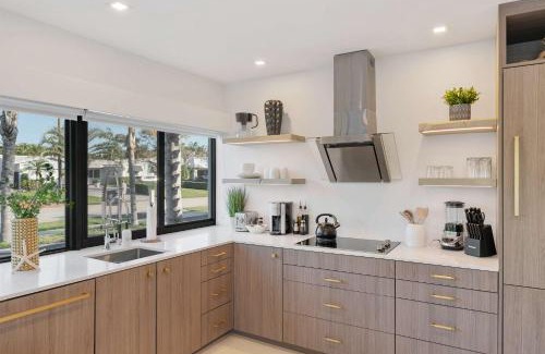 North Corals Apartment | Lush Florida King Bed Studio - Dog Friendly Oasis