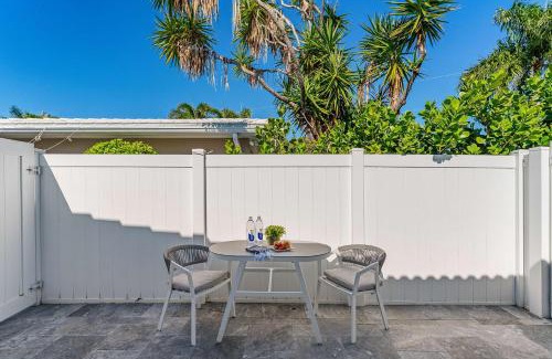 North Corals Apartment | Lush Florida King Bed Studio - Dog Friendly Oasis