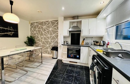 Butetown Apartment | Lush Gated Complex: FastWifi+Parking+Free Coffee&Tea