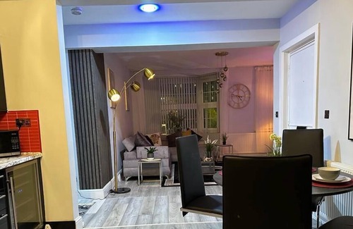 Edgbaston Apartment | Lush Jacuzzi Apartment with Balcony