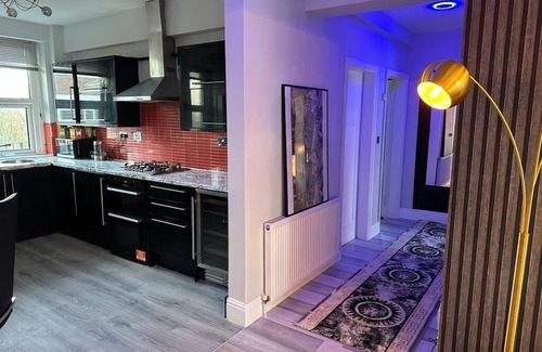 Edgbaston Apartment | Lush Jacuzzi Apartment with Balcony