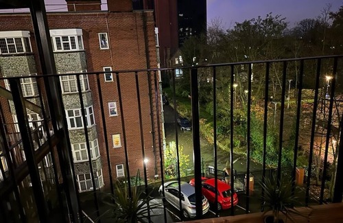 Edgbaston Apartment | Lush Jacuzzi Apartment with Balcony