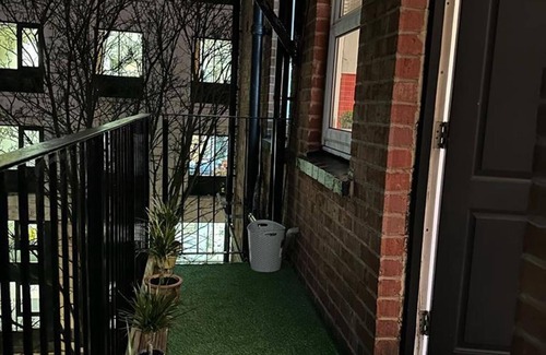Edgbaston Apartment | Lush Jacuzzi Apartment With Balcony