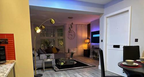 Edgbaston Apartment | Lush Jacuzzi Apartment with Balcony