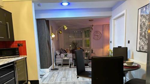 Edgbaston Apartment | Lush Jacuzzi Apartment with Balcony