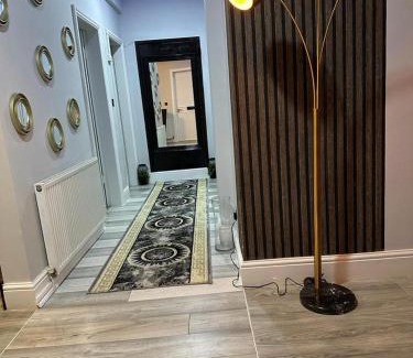 Edgbaston Apartment | Lush Jacuzzi Apartment with Balcony