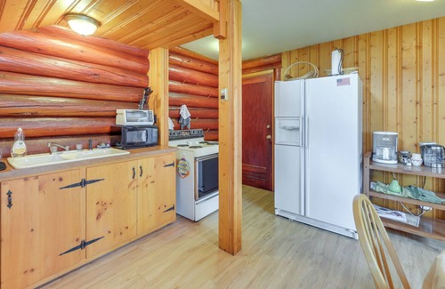 Lander Apartment | Lush Lander Apartment w/Fenced Backyard & Grill!