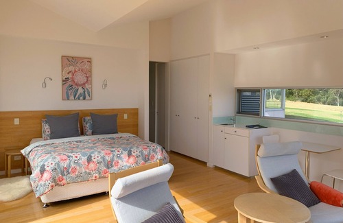 Bald Hills Bed & Breakfast | Lush Pastures - Oscar lodge