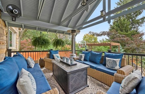 Brighton Heights House | *LUSH RETREAT*HotTub-Fire Pit-PetFriendly-Koi Pond