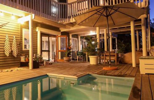 Hunter's Home House | Lush Spacious Family Home between Beach & Town