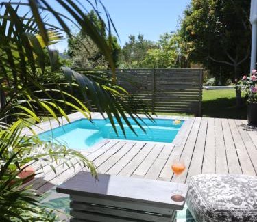 Hunter's Home House | Lush Spacious Family Home between Beach & Town