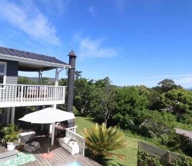 Hunter's Home House | Lush Spacious Family Home between Beach & Town
