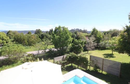 Hunter's Home House | Lush Spacious Family Home between Beach & Town