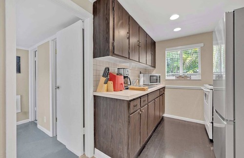 Central Oakland Park House | Lush Tropical Garden Home