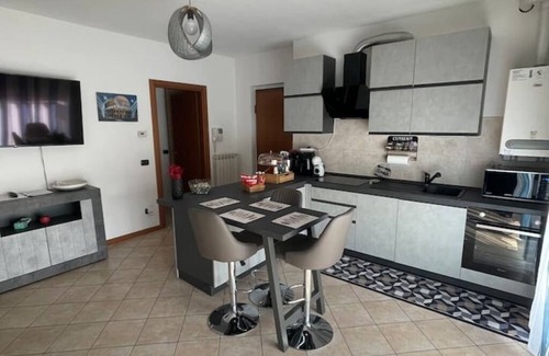 Rovello Porro Apartment | Lussuoso Bilocale con Parcheggio Gratuito