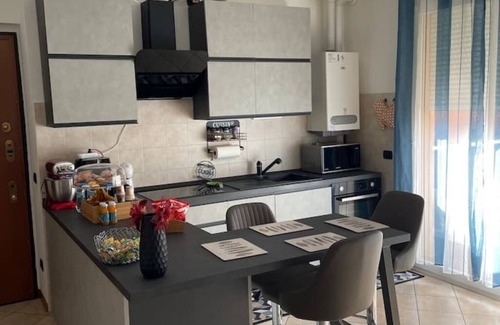 Rovello Porro Apartment | Lussuoso Bilocale con Parcheggio Gratuito