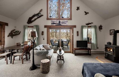 Points House | Lustrous Lakefront Cabin Oasis near Lake Ferndale in West Virginia