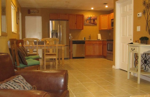Lake Magdalene Apartment | Lutz Cottage Apartment - Beaches/Busch Gardens/Disney/USF/Pets