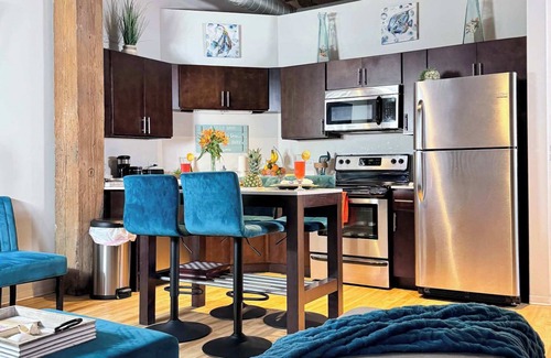 Near South Side Apartment | Luxéry Stay "Ocean Room" Downtown/McCormick/WinTrust Area