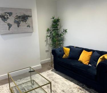 Little Holland Apartment | Lux 2 Bedroom Hse, 2 Free Parking, Close to station