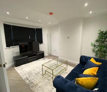 Little Holland Apartment | Lux 2 Bedroom Hse, 2 Free Parking, Close to station