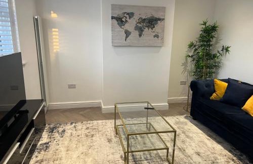 Little Holland Apartment | Lux 2 Bedroom Hse, 2 Free Parking, Close to station