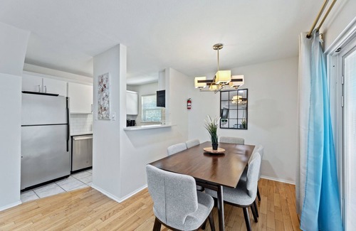 Oak Lawn Condo | Lux 2-bedroom Uptpwn condo with Parking and Wifi