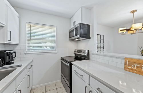 Oak Lawn Condo | Lux 2-bedroom Uptpwn condo with Parking and Wifi